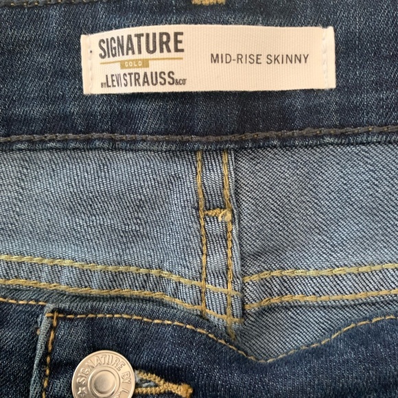 Levi Strauss signature, mid rise, skinny jean in plus size 24 short (petite) - Picture 7 of 7